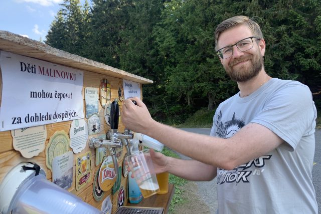 Turista Ondřej si čepuje pivo z pivní budky | foto: Ondřej Vaňura,  Český rozhlas
