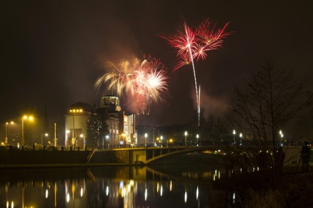 Novoroční ohňostroj v Hradci Králové | foto: ČTK