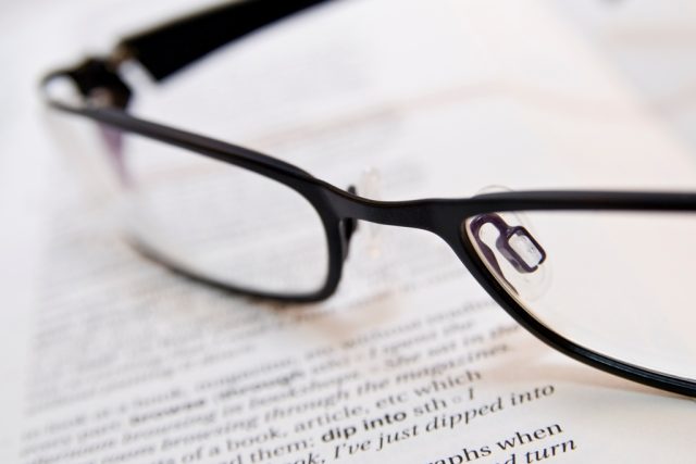 Brýle a kniha,  čtení,  jazyk | foto: Fotobanka stock.xchng