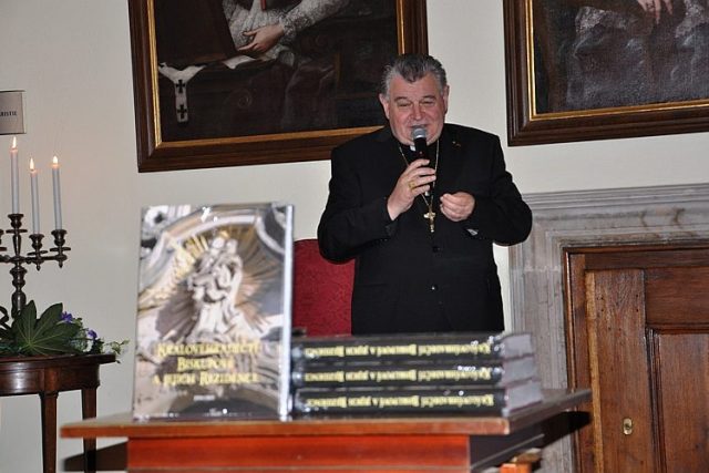 Vyšla unikátní kniha o hradeckém biskupství | foto: Petr Suchomel