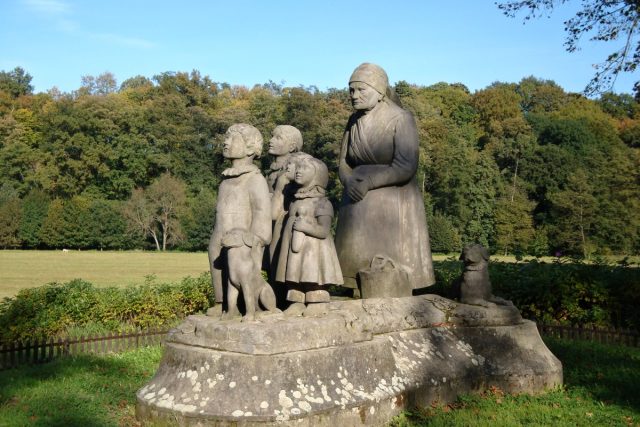 Sousoší Babička s vnoučaty,  Ratibořice
