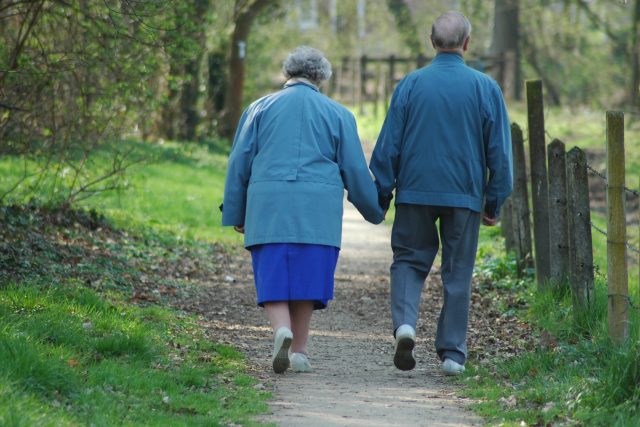 senioři - důchodci - starší pár | foto: Fotobanka stock.xchng