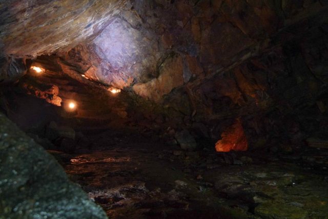 Osvětlená jeskyně | foto:  Archiv OÚ Žumberk