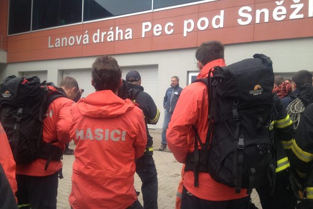 Desítky hasičů cvičily záchranu lidí z lanovky na Sněžku | foto: Martin Pařízek,  Český rozhlas