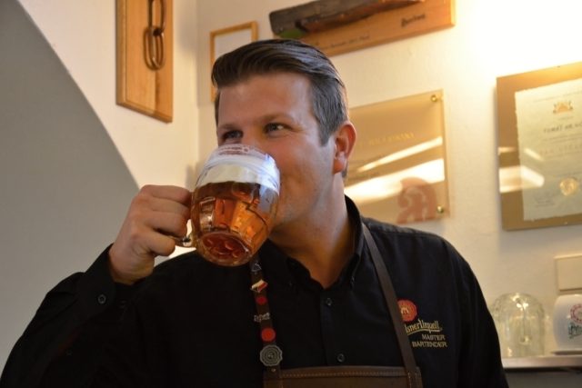 Mistr výčepní musí vědět,  jak chutná pivo,  které čepují | foto: Dominika Kvapilová,  Český rozhlas