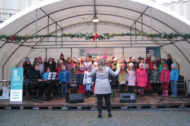 Český rozhlas Hradec Králové zpíval koledy a rozdával cukroví na Vánočních trzích | foto: Soňa Neubauerová