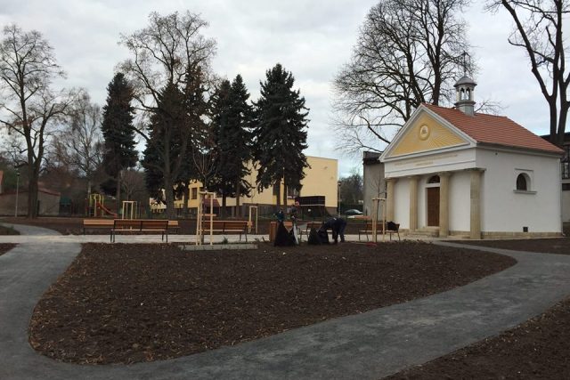 V Chlumci nad Cidlinou je opravený park u kostela Nejsvětější trojice | foto: Ondřej Vaňura,  Český rozhlas
