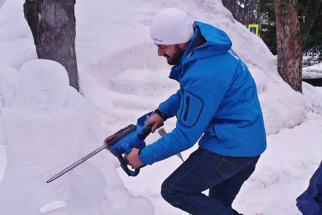 Ondřej Benč tvoří ledovou sochu snowboardisty | foto: Kateřina Kohoutová,  Český rozhlas
