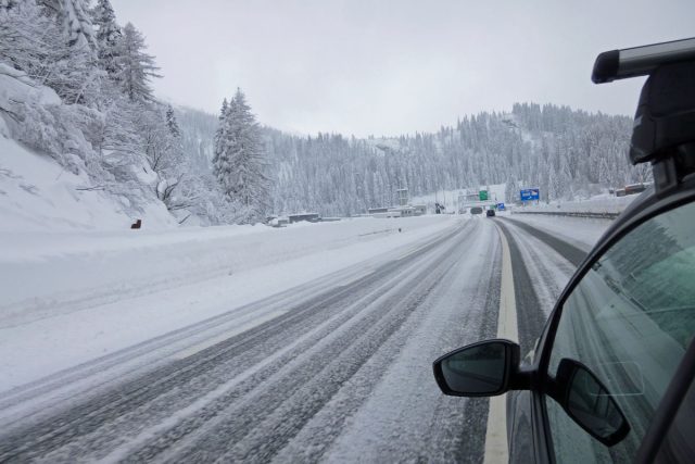 cestování autem,  silnice v zimě | foto: Elena Horálková,  Český rozhlas