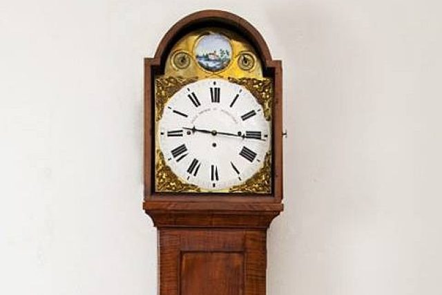 Podlahové hodiny pocházejí z dílny jilemnického hodináře Františka Josefa Pochopa | foto:  Krkonošské muzeum Jilemnice