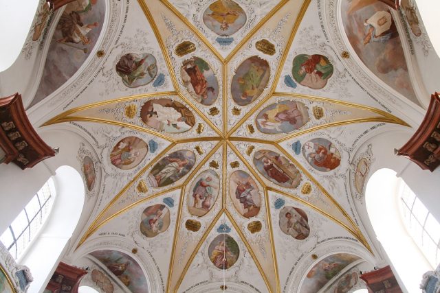 Skvostný strop zámecké kaple Zjevení Páně | foto: Lukáš Peška