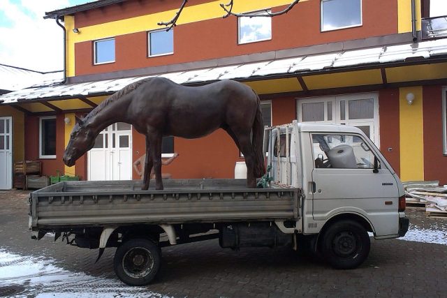 Socha koně z podkrkonošské vesnice se stane symbolem slovenského hypodromu | foto: Kateřina Kohoutová,  Český rozhlas