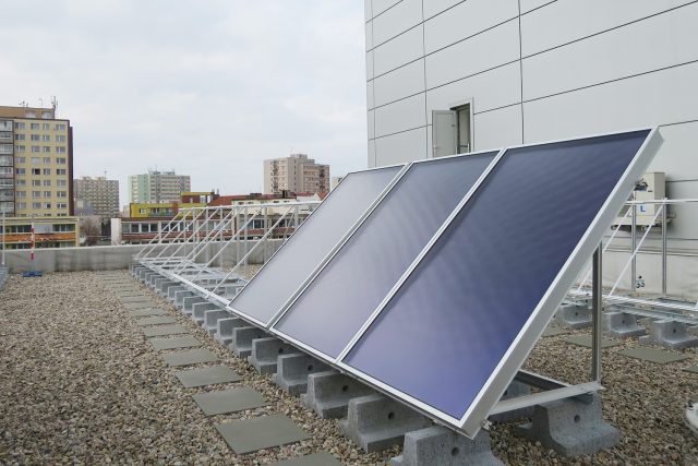 Některé nemocnice chtějí využít i solární panely na střechách  (ilustrační foto) | foto: Drahomíra Bačkorová,  Český rozhlas