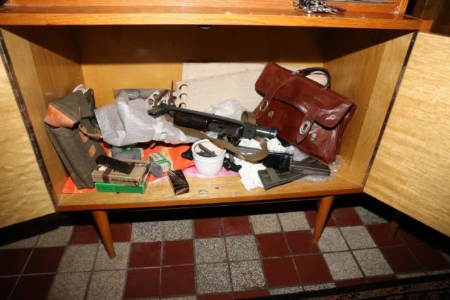 Trutnovští policisté našli u 58letého muže velké množství nelegálně držených zbraní,  nábojů a výbušnin | foto: Policie ČR