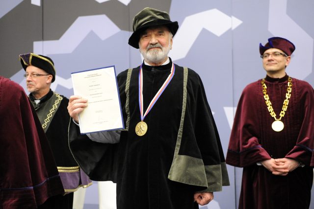 Čestný doktorát a Zlatou medaili Univerzity Hradec Králové převzal Zdeněk Svěrák | foto: ČTK