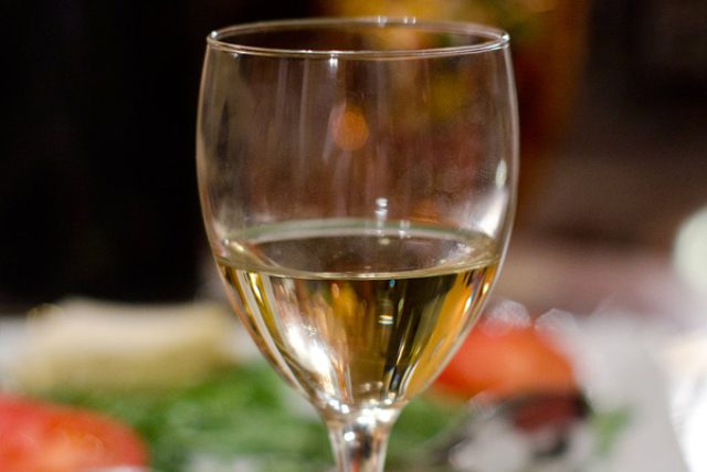 vino,  pití vína | foto: Fotobanka  Freeimages