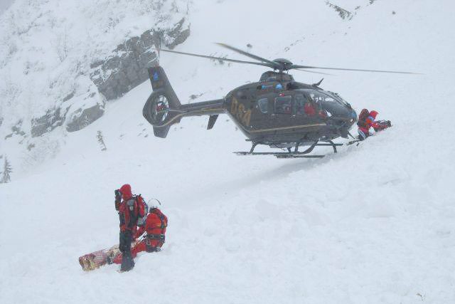 Letecká záchranná služba zasahuje u obří laviny,  která se sesunula v Krkonoších | foto:  LZS HK