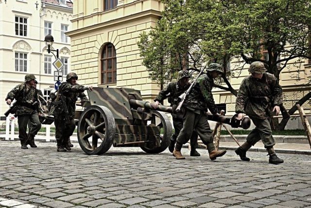 Bojová ukázka k připomínce výročí konce druhé světové války před Jihočeským muzeem v Českých Budějovicích | foto: Jiří Čondl,  Český rozhlas,  Český rozhlas