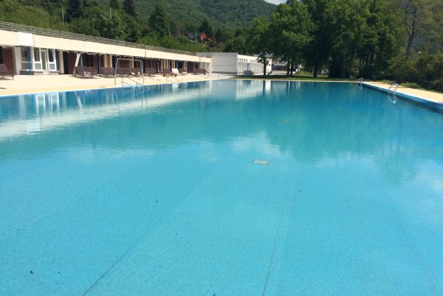 Historický,  tzv. rekreační,  bazén je úplně opravený. Fólie by měla být pro návštěvníky na šlápnutí příjemnější než beton | foto: Gabriela Hauptvogelová,  Český rozhlas