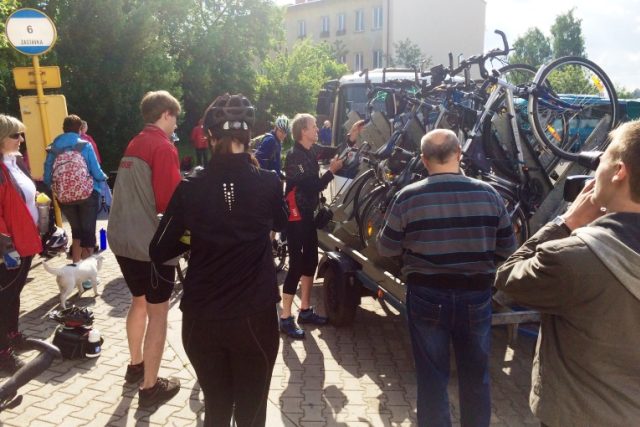 V Krkonoších po roce opět vyjely cyklobusy,  první den je využily desítyky lidí | foto: Martin Pařízek,  Český rozhlas