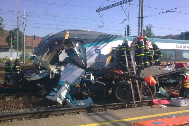 Srážka vlaku Pendolino s kamionem u Studénky | foto: ČTK