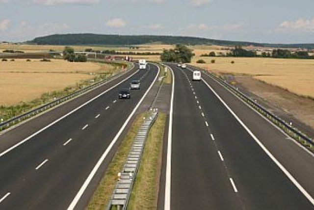 Výstavba dálnice D11 u Hradce Králové se táhne už spoustu let  (ilustrační foto) | foto:  Ředitelství silnic a dálnic