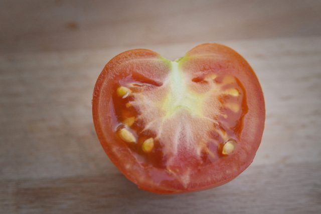 Stačí rozkrojit,  rajčetem se potřít,  nechat zaschnout a potom se opláchnout  (ilustrační foto) | foto: Jiřina Šmídová,  Český rozhlas