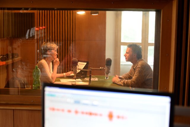 Alena Zárybnická natáčí s Jankem Ledeckým | foto: Jan Ptáček,  Český rozhlas