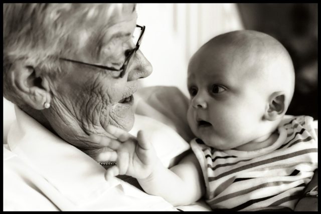 Tisíce let trvající angažovanost babiček při výchově vnoučat nabízí lidstvu evoluční výhody | foto: Fotobanka  Freeimages,   T. Rolf