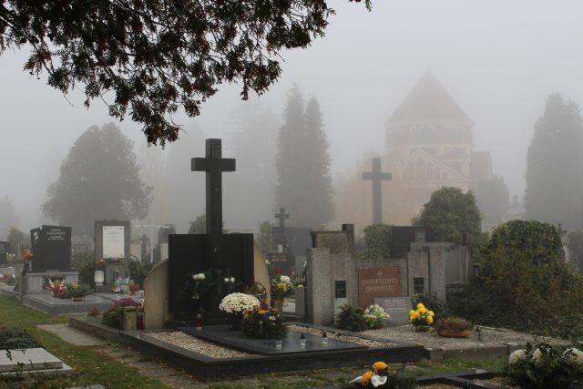 Hradecké hřbitovy budou na Dušičky otevřeny do večerních hodin  (ilustrační foto) | foto: Aleš Spurný