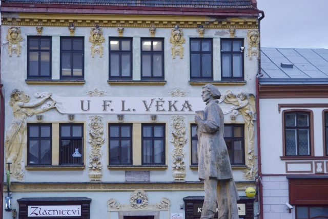 Dům na náměstí v Dobrušce se sochou F. L. Věka | foto: Český rozhlas