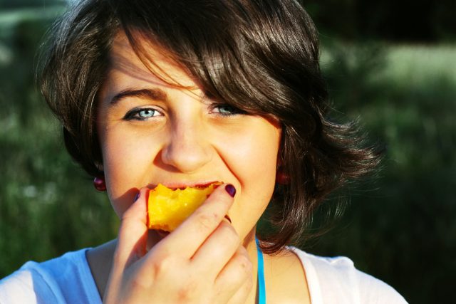 dívka,  jídlo,  jezení,  ovoce | foto: Fotobanka  Freeimages