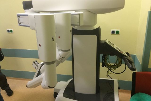 Nový robotický přístroj ve Fakultní nemocnici v Hradci Králové,  který umožní rychlejší a šetrnější operace | foto: Josef Ženatý,  Český rozhlas