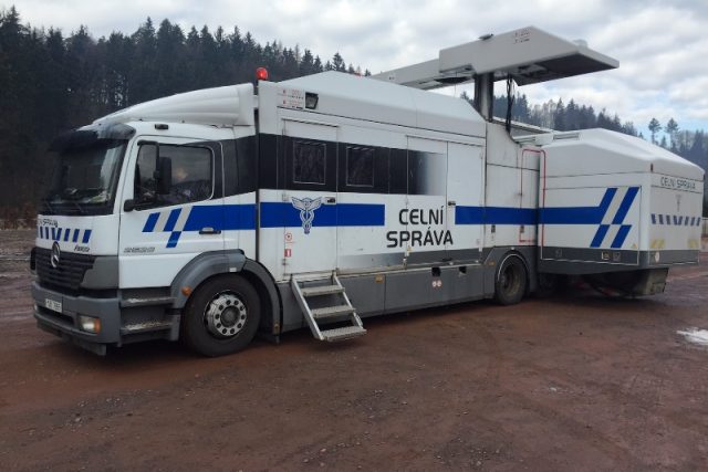 Celníci v Královéhradeckém kraji pomocí mobilního rentgenu kontrolují nákladní vozidla | foto: Ondřej Vaňura,  Český rozhlas