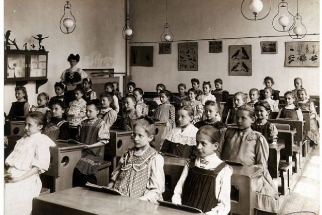 Žákyně školy u sv. Vojtěcha v roce 1907 | foto: Archiv ZŠ Brána jazyků