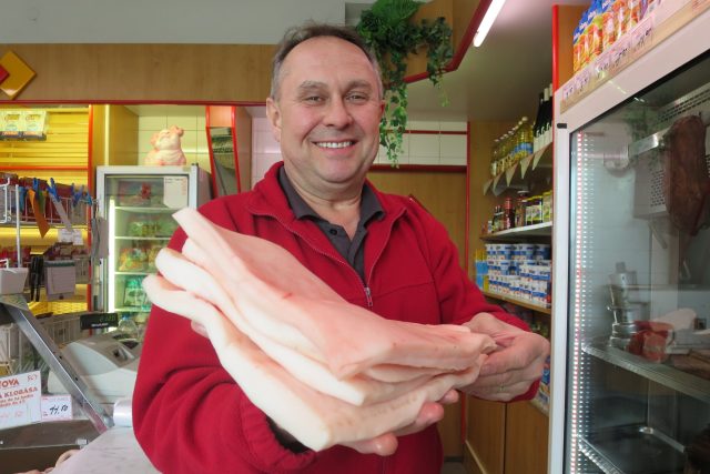 Špekové sádlo v rukou řezníka Zdeňka Nováka | foto: Jitka Slezáková,  Český rozhlas