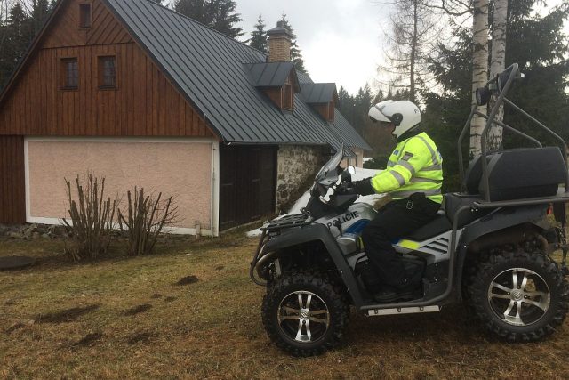Nové terénní čtyřkolky pomáhajá policistům v Orlických horách při kontrole chat | foto: Jiří Fremuth,  Český rozhlas