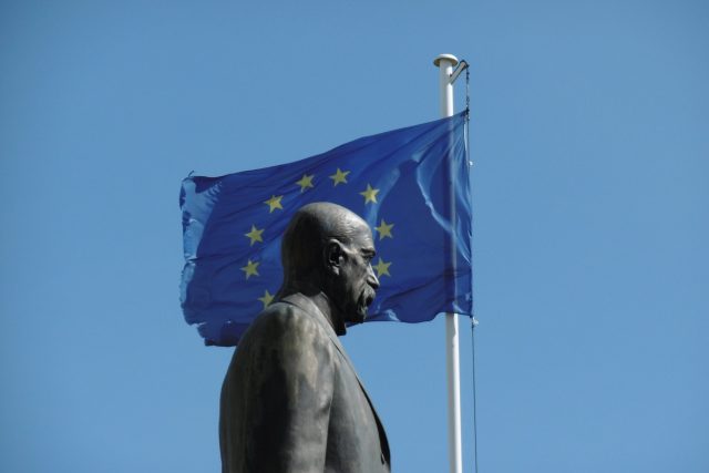 Socha T. G. Masaryka a vlajka Evropské unie v Hradci Králové | foto: Milan Baják,  Český rozhlas