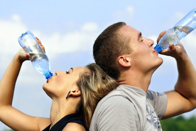 pití vody,  voda,  pitný režim | foto: Fotobanka Pixabay
