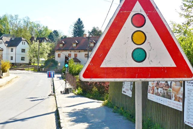 Průjezd obcí řídí semafory | foto: Tomáš Mařas,  Český rozhlas