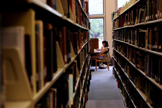 Studium v knihovně | foto: Creativ Commons Attribution-NonCommercial 2.0 Generic