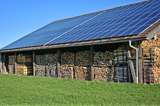 ZD Ostaš na Náchodsku nabízí okolním obcím střechy svých budov k umístění fotovoltaických panelů  (ilustrační foto) | foto: Fotobanka Pixabay