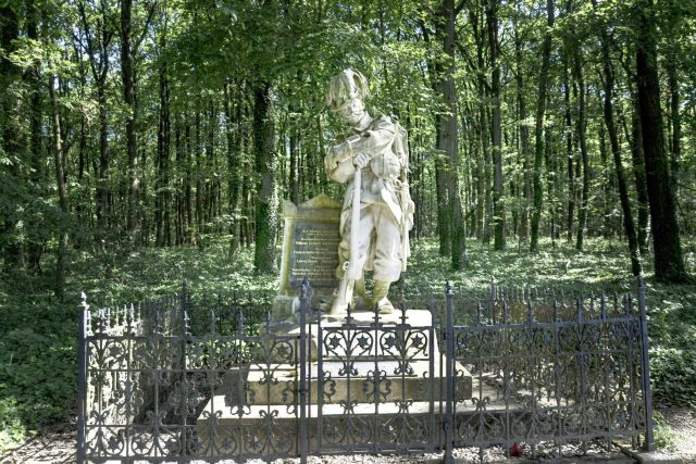 Pomník myslivce na kraji naučné stezky v lese Svíb | foto: Jiřina Šmídová,  Český rozhlas