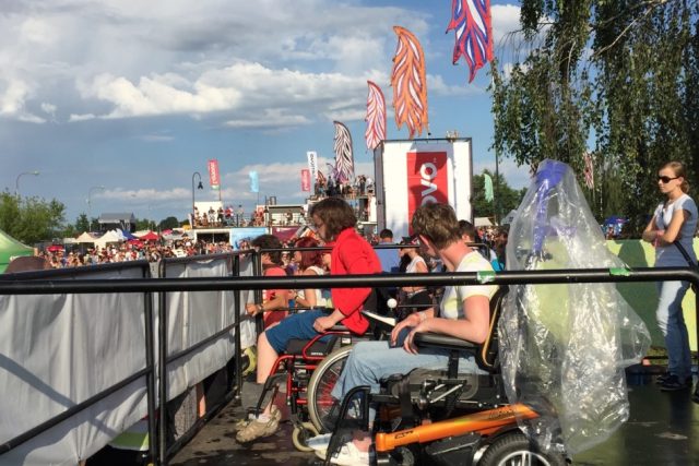 Handicapovaní jsou na Rock for People vítáni. Koncerty mohou sledovat z vyvýšené plošiny | foto: Martin Pařízek,  Český rozhlas