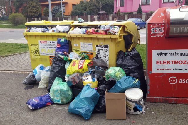 Hromada odpadků u kontejneru | foto: Iva Kokešová,  Český rozhlas