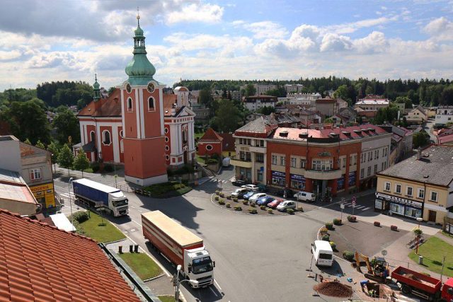 Oprava průtahu Náchoda zvýšila provoz kamionové dopravy v Červeném Kostelci | foto: Tomáš Kábrt