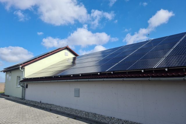 Města a obce chtějí uspořit za energie. Někde vsadili na fotovoltaiku  (ilustrační foto) | foto: Barbora Sonnková,  Český rozhlas
