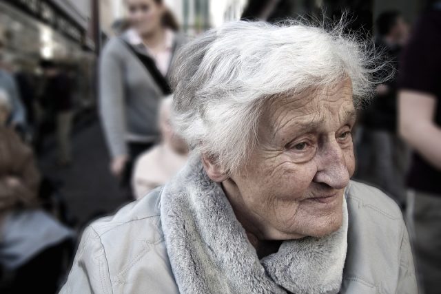 Alzheimerovou chorobou trpí v Česku až 200 tisíc lidí,  nejčastěji postihuje lidi staršího věku  (ilustrační foto) | foto: Fotobanka Pixabay