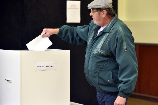 Volební místnosti se uzavřou ve 22 hodin. Voličům se pak znovu otevřou v sobotu ráno | foto: ČTK