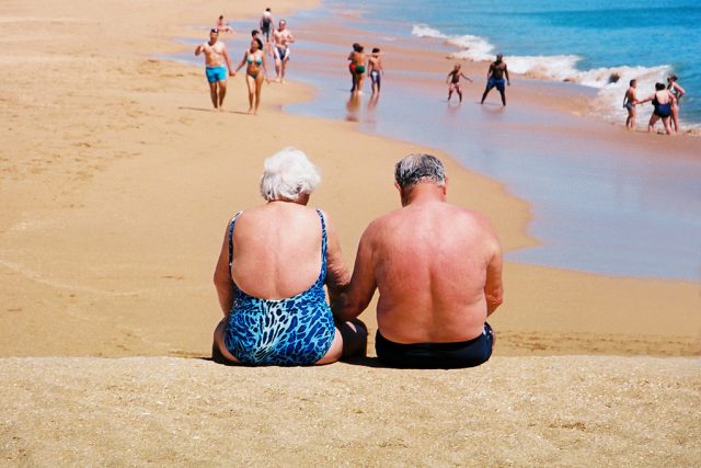 Pár na pláži | foto: Nick Page,   CC BY 2.0